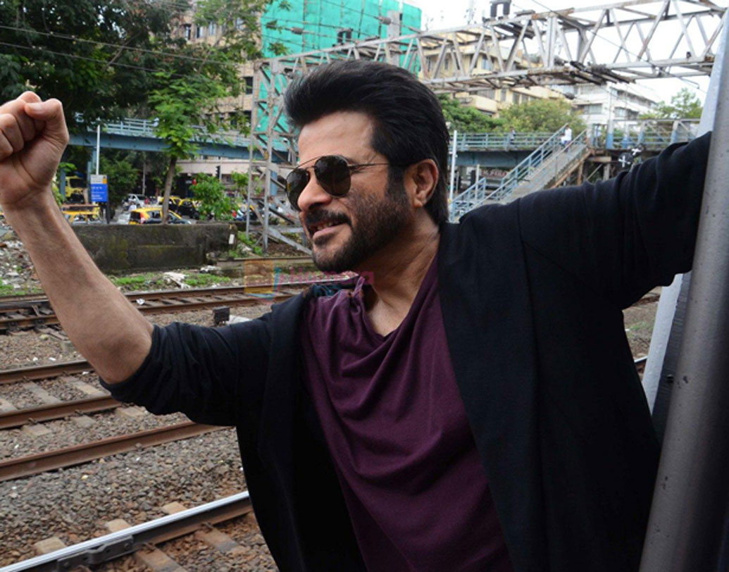 অনিল কপূর: ছবির প্রচারে নয়। আবার খামখেয়ালি মেজাজের বশেও নয়। অনিল কপূর মুম্বইয়ের লোকাল ট্রেনে চড়েন ট্রাফিক জ্যামের হাত থেকে বাঁচতে। বিশেষ করে গণেশ চতুর্থীর সময় মুম্বইয়ের রাস্তায় পা ফেলা দায় হয়ে দাঁড়ায়। তখন লোকাল ট্রেনে চড়েই শুটিংয়ে পৌঁছে যান তিনি।