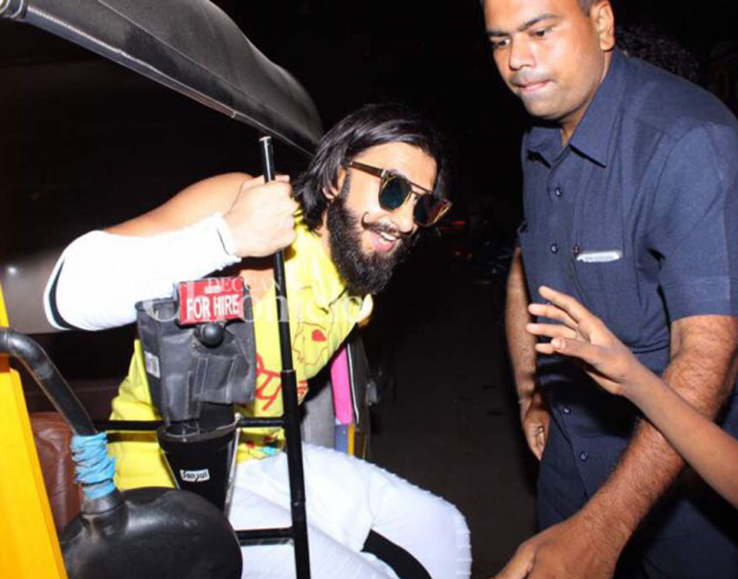 রণবীর সিংহ: তারকা হওয়া সত্ত্বেও রাস্তার সিগন্যালে দাঁড়িয়ে যদি কেউ নাচতে পারেন, তাঁর পক্ষে সব কিছুই সম্ভব। মাঝরাতে পার্টি থেকে ফেরার পথে একাধিকবার অটোয় উঠতে দেখা গিয়েছে তাঁকে।