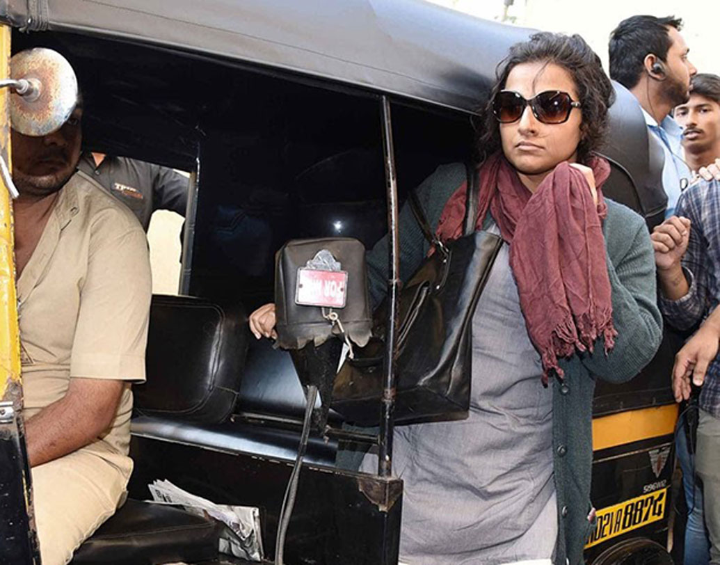 বিদ্যা বালান: অভিনেত্রী হওয়ার জন্য কম কাঠখড় পোড়াতে হয়নি তাঁকে। আজও সেইদিনগুলি মনে রেখেছেন বিদ্যা। তাই ছবির প্রচার হোক বা দরগা যাত্রা, একাধিকবার অটোয় চড়তে দেখা গিয়েছে তাঁকে।