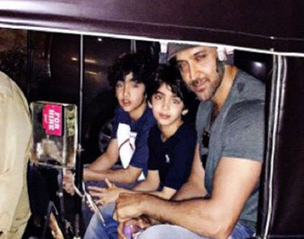 হৃতিক রোশন: ছবির শুটিং হোক বা বেড়ানো, সারাবছর বিদেশ বিভুঁইয়ে ঘুরে বেড়ান হৃতিক রোশন। তবে দুই ছেলেকে নিয়ে অটোয় যাত্রা করতেও দেখা গিয়েছে তাঁকে।