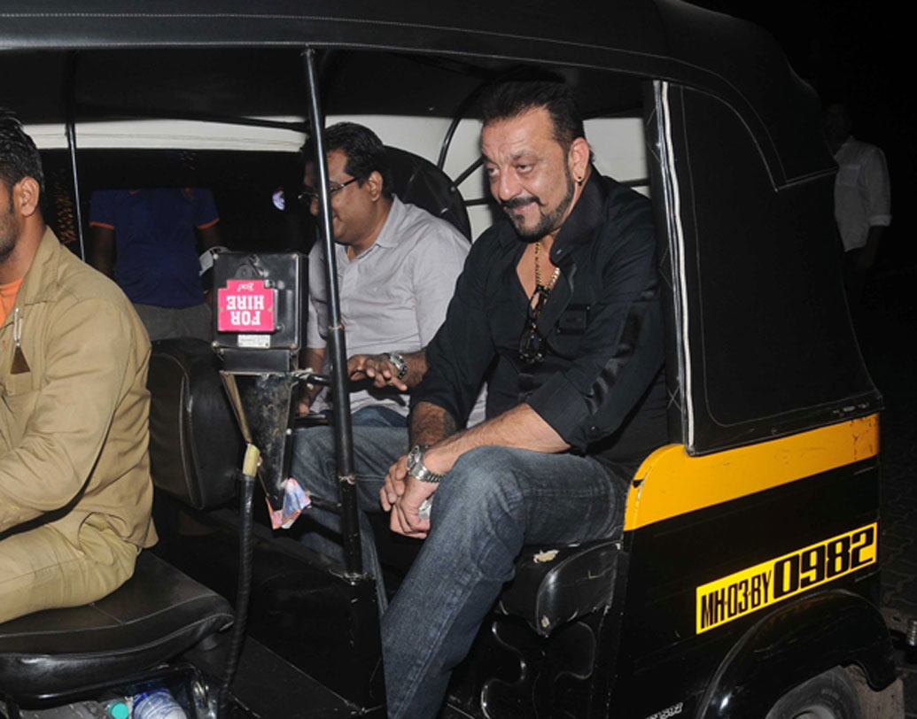 সঞ্জয় দত্ত: বাড়ির পুজোয় পাড়াপড়শিদের ডেকে খাওয়ান। মুখে কিছু না তুলে ফিরে যেতে দেন না সাংবাদিকদের। এ হেন সঞ্জয় দত্ত সময় পেলেই অটোয় উঠে বসবেন তা আর আশ্চর্যের কী!  মুম্বইয়ের রাস্তায় একাধিকবার অটোয় যাত্রা করতে দেখা গিয়েছে তাঁকে।