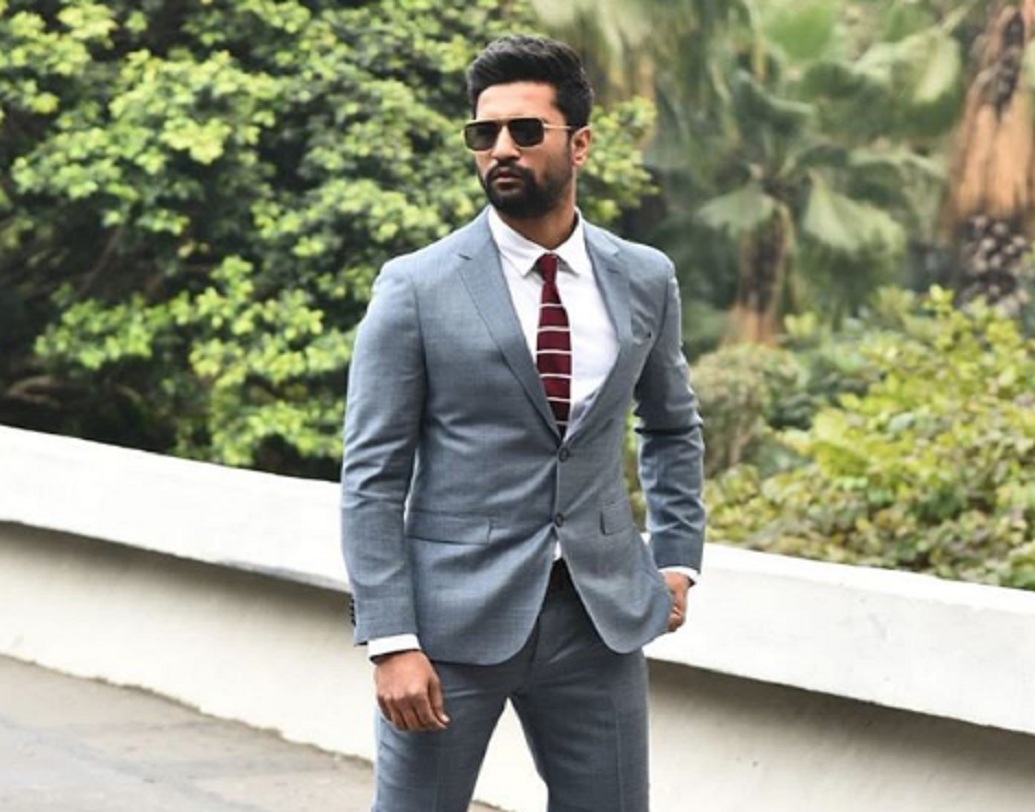 এর আগে, গতবছর রণবীর কপূরের সঙ্গে ‘সঞ্জু’ ছবিতে অভিনয় করেছিলেন ভিকি। ছবিতে রণবীরকেও ছাপিয়ে যান তিনি। সেই ছবি প্রায় ৩০০ কোটি টাকার ব্যবসা করেছিল। আলিয়া ভট্টের বিপরীতে ‘রাজি’ ছবিতেও ছিলেন ভিকি। ১০০ কোটির ক্লাবে সামিল হয় সেই ছবিও।