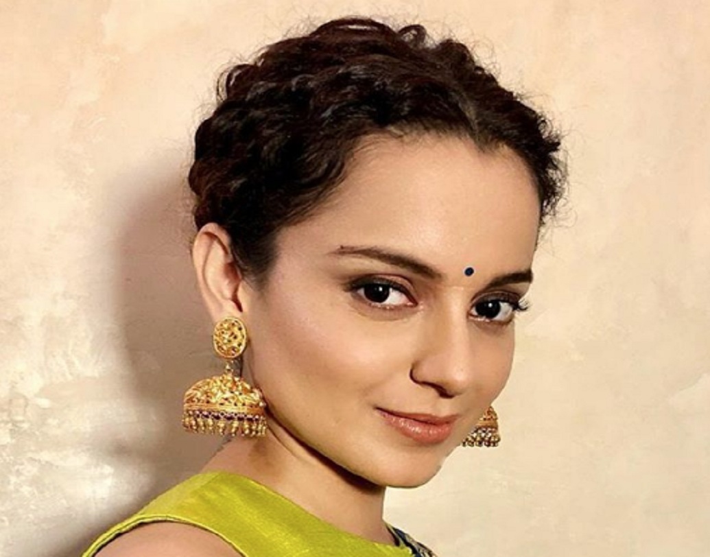 ‘মণিকর্ণিকা’য় প্রথমবার পরিচালকের দায়িত্ব সামলেছেন কঙ্গনা। এর আগে ‘সিমরন’ ছবিতেও বেশ কিছু দৃশ্যের নির্দেশনার দায়িত্ব নিজের কাঁধে তুলে নিয়েছিলেন তিনি। তবে বাজার ধরতে পারেনি সিমরন। তবে ১০০ কোটির ক্লাবে ঢুকেছিল ‘কুইন’।