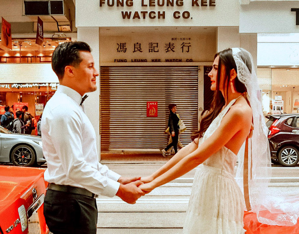 ক্যালিফোর্নিয়ায় প্রথম বার বিয়ের সময় টেলর পরেছিলেন ঠাকুরমার ওয়েডিং ড্রেস। এর পর অন্য একটি গাউনও পরেন তিনি। তখনই নাকি তাঁর মনে হয় ডেস্টিনেশন ওয়েডিংয়ের কথা।