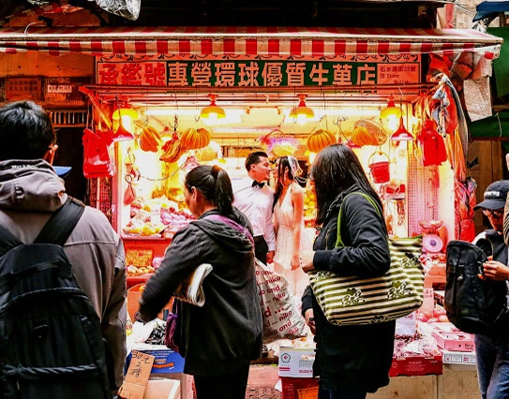 টেলর এক জন বিমানকর্মী। তাই সহজেই বিমানের টিকিট বুক করতে পারেন তাঁরা। ক্যালিফোর্নিয়ার পর প্রথমে কোথায় বিয়ে করেছেন জানেন?