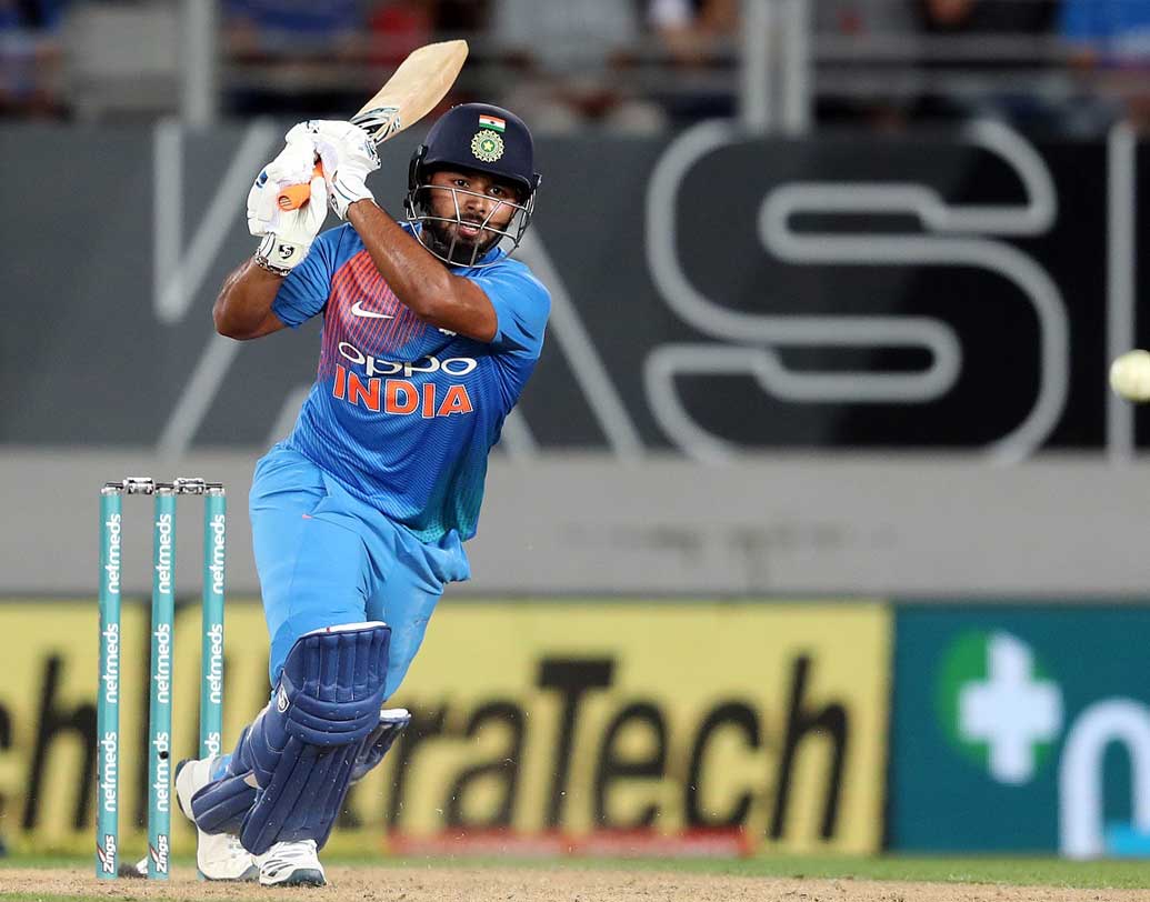 বিশ্বকাপের আগে নিজেকে চেনানোর এটাই সেরা সুযোগ ঋষভ পন্থের সামনে। ভারতীয় দল তাঁর উপর আস্থা দেখিয়েছে। ঋষভও সুযোগ কাজে লাগিয়েছেন যতটা সম্ভব। নিউজিল্যান্ডে তিন ম্যাচে তাঁর ব্যাটে এসেছে ৮১ রান।