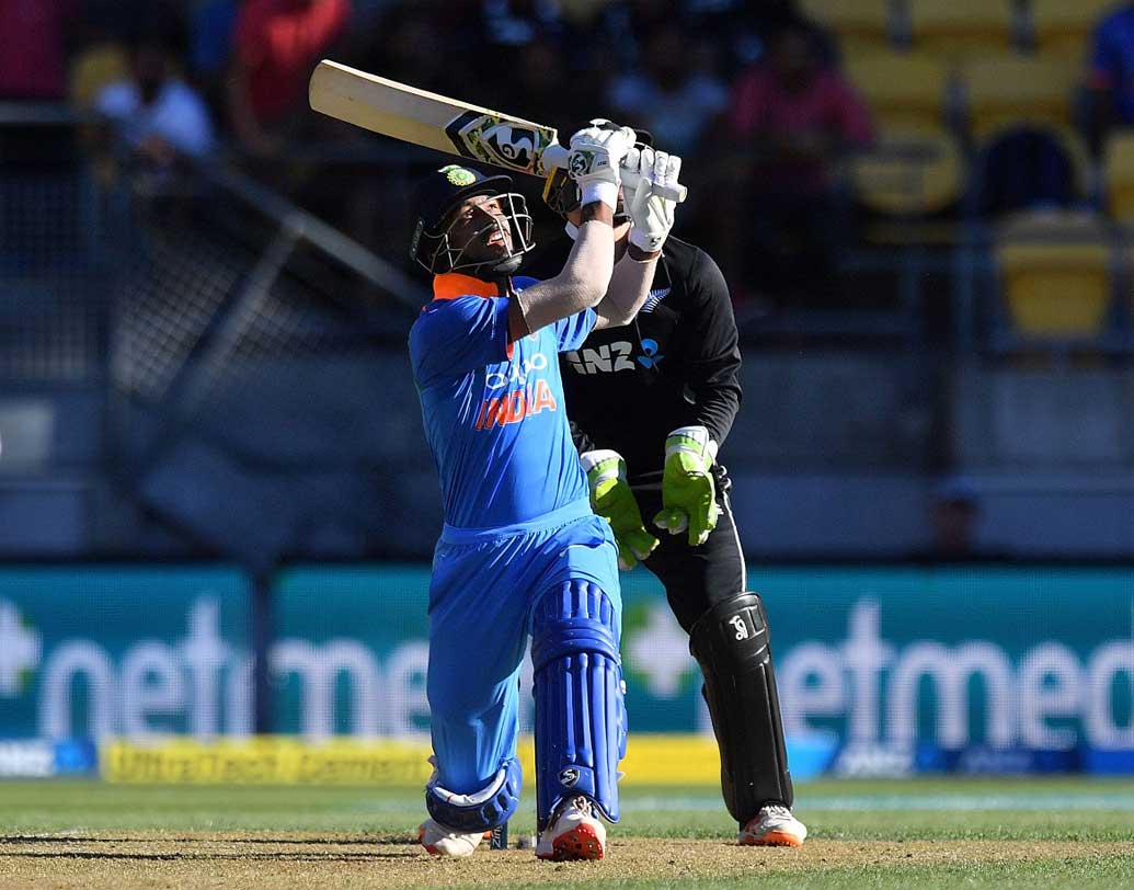 ঝোড়ো ব্যাটিং ও আগ্রাসী বোলিং। পেসার-অলরাউন্ডার হিসেবে হার্দিক পান্ড্যই দলের পয়লা নম্বর পছন্দ। ফিনিশার হিসেবেও তাঁর প্রয়োজনীয়তা অসীম। তবে নিউজিল্যান্ডে টি-টোয়েন্টি সিরিজে সেরা ছন্দে তিনি ছিলেন না।