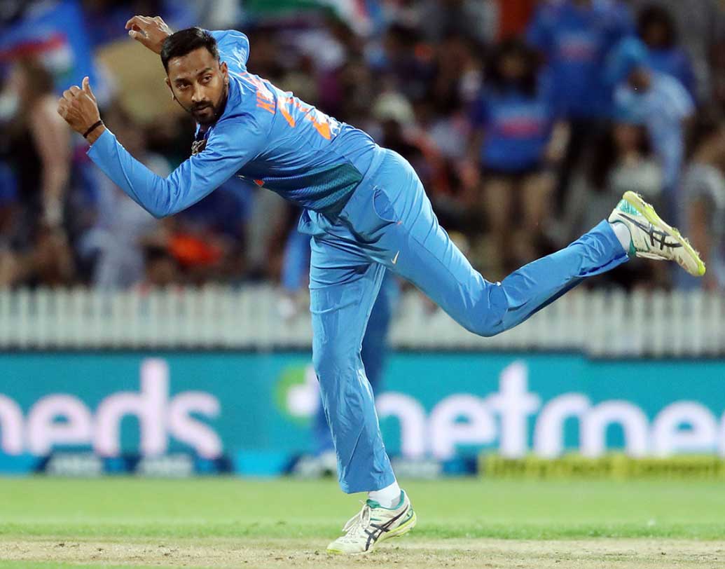 নিউজিল্যান্ডের বিরুদ্ধে টি-টোয়েন্টি সিরিজে ক্রুনাল পান্ড্য ব্যাটে-বলে ধারাবাহিক থেকেছেন। দ্বিতীয় টি-টোয়েন্টিতে ম্যাচের সেরাও হন ২৮ রানে তিন উইকেট নিয়ে। পাশাপাশি ব্যাটেও লোয়ার অর্ডারে ভরসা দিয়েছেন তিনি।