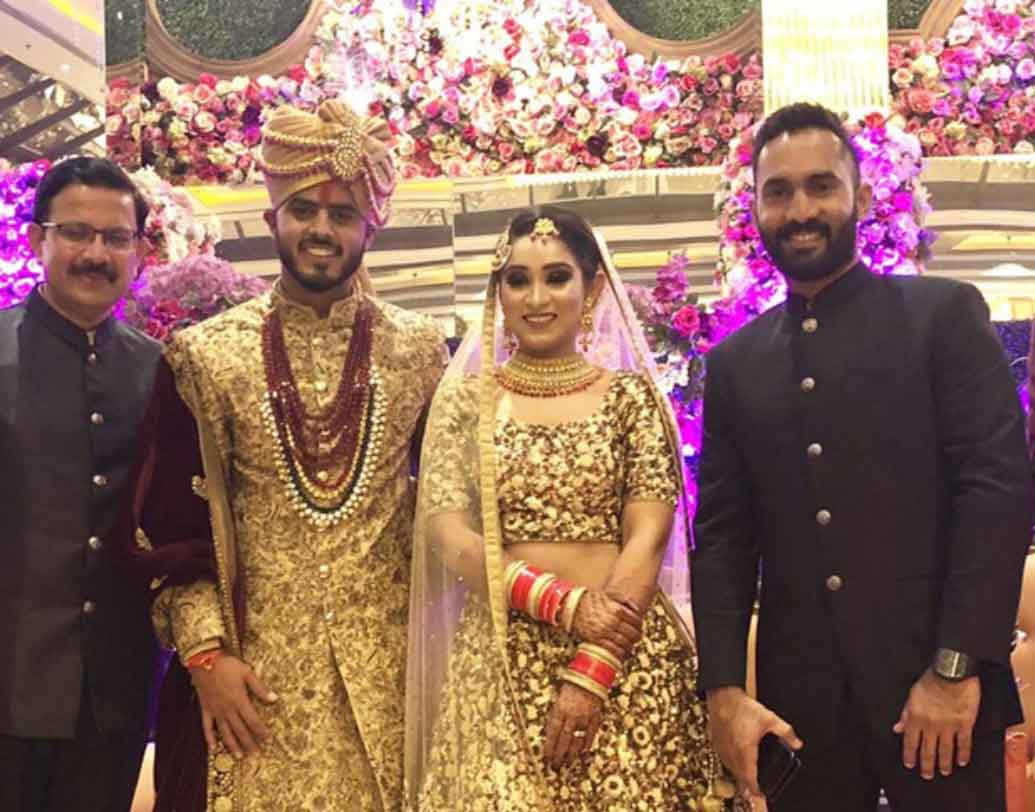 মূলত সোনালি রঙের উপর ভিত্তি করেই নিজেদের বিয়ের সাজ সেজেছিলেন এই দম্পতি। দিল্লির ট্র্যাডিশনাল শেরওয়ানি ও পাগড়িতে বরবেশে আরও সুন্দর হয়ে উঠেছিলেন বছর ২৫-এর নীতিশ।