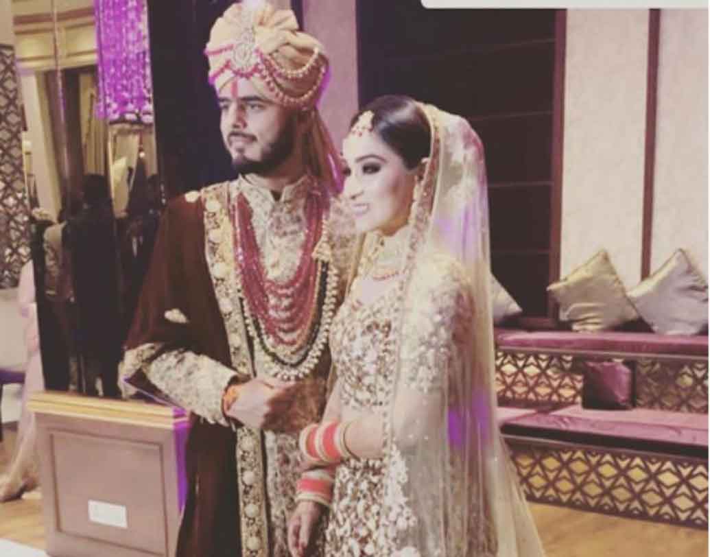 সাচির পরনেও ছিল দিল্লির ঐতিহ্যবাহী সোনালি লেহঙ্গা চোলি। তার উপর পাথরের কাজ। এই পোশাকে সাচি হয়ে উঠেছিলেন ওই সন্ধের সবচেয়ে বড় আকর্ষণ।