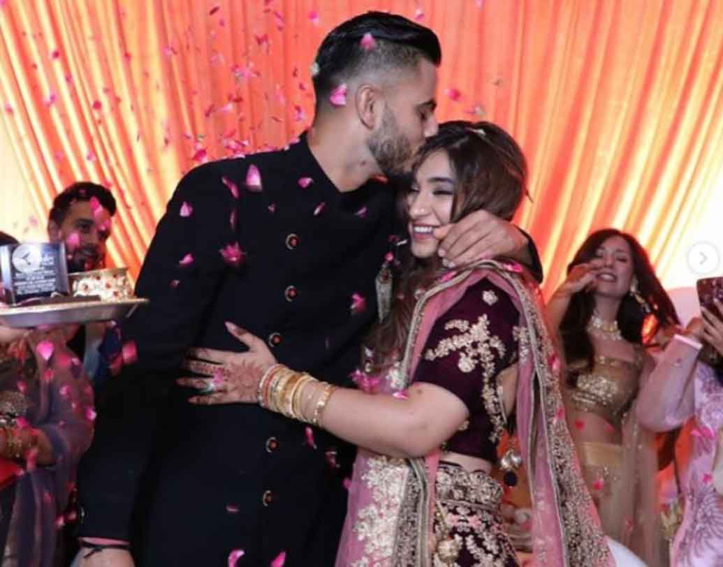 বাগদান পর্বের পর নীতিশ লিখেছিলেন, তিনি এক হাতেই বিশ্বজয় করতে পারেন, যদি তাঁর অন্য হাত সাচি ধরে থাকেন।