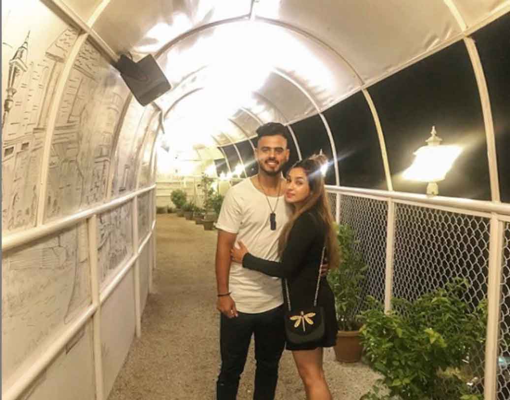 তবে নিজেদের সম্পর্ক কোনও দিনই গোপন করেননি এঁরা। মাঠের বাইরের জীবনে প্রায়ই সাচির সঙ্গে সময় কাটাতে দেখা যেত নীতিশকে। খেলা, প্র্যাক্টিস এবং সাচির কাজ— সব সামলেও শপিং থেকে ঘুরে বেড়ানো, সব কিছুতেই একে অন্যকে সময় দেওয়ার চেষ্টা করতেন।