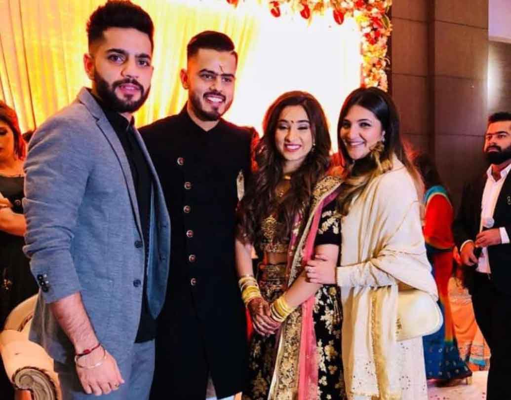 নীতিশ না হয়, স্ত্রীর হাত ধরে বিশ্বজয়ের স্বপ্ন দেখেন, আর সাচি কী বলছেল?  বিয়ের পর সাচি জানিয়েছেন, তাঁর সৌভাগ্য নীতিশের মতো এক জন সৎ ও পরিশ্রমী মানুষকে জীবনসঙ্গী হিসাবে পেয়েছেন।