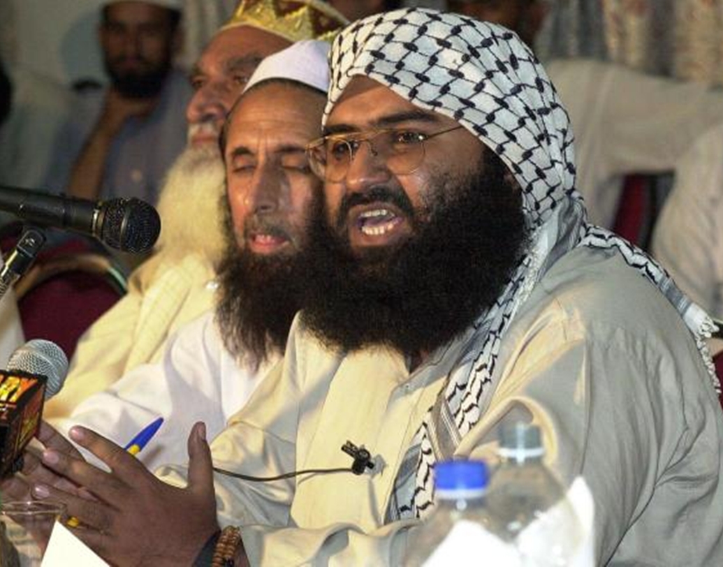 মৌলানা মাসুদ আজহার। জইশ-ই-মহম্মদের এই জঙ্গি ২০০১ সালে ভারতের পার্লামেন্টে হামলা চালানোর নেপথ্যে ছিল। যদিও কন্দহরে বিমান হাইজ্যাকের ঘটনায় তাঁকে পাকিস্তানের হাতে তুলে দিতে বাধ্য হয় তত্কালীন ভারত সরকার। পুলওয়ামায় আত্মঘাতী বিস্ফোরণের পিছনেও মাসুদের হাত আছে মনে করছেন গোয়েন্দারা।