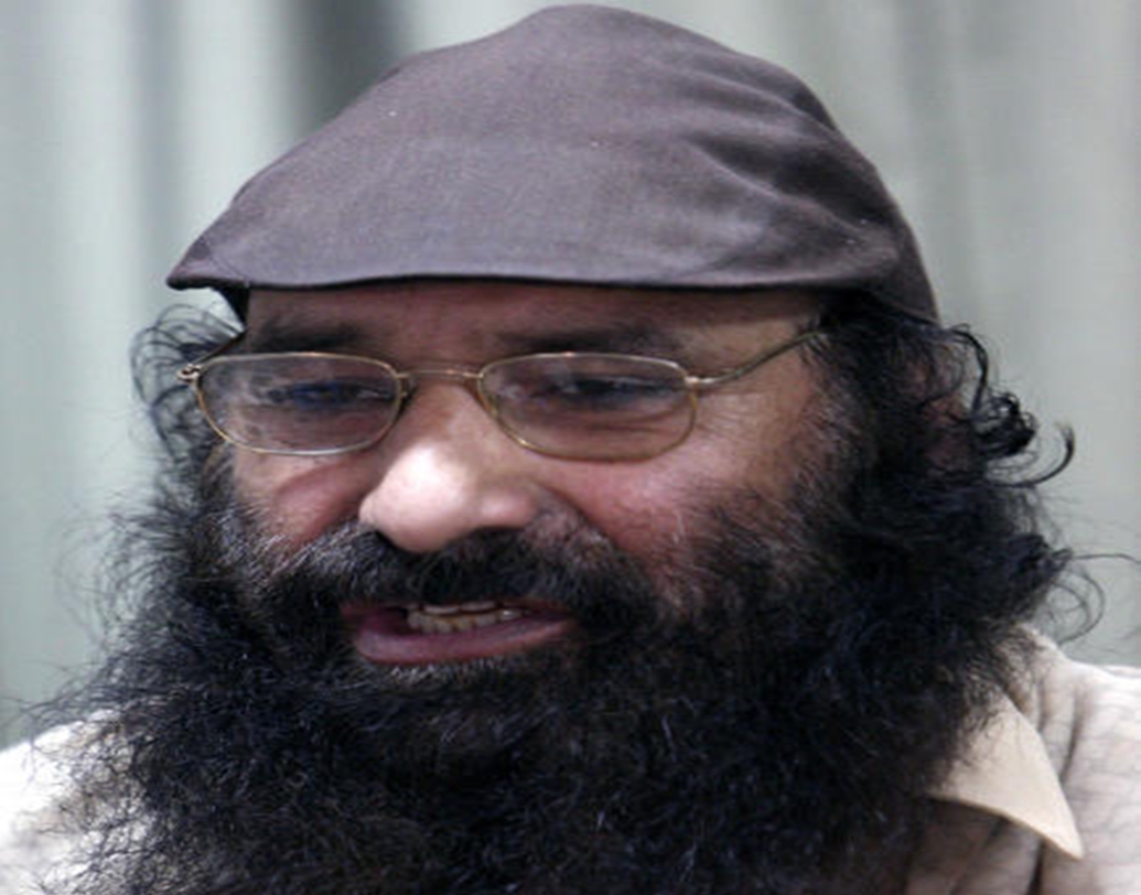 সইদ সালাউদ্দিন। নিষিদ্ধ জঙ্গি সংগঠন হিজবুল মুজাহিদিনের প্রধান। পাক অধিকৃত কাশ্মীরের জঙ্গি ঘাঁটি থেকে ভারতীয় সেনার সঙ্গে দীর্ঘদিন ধরে যুদ্ধ চালিয়ে আসছে এই কুখ্যাত জঙ্গি। কাশ্মীরে অশান্তি ছড়ানোর দায়ে ২০১১ সাল থেকে তাঁকে খুঁজে বেড়াচ্ছে এনআইএ।