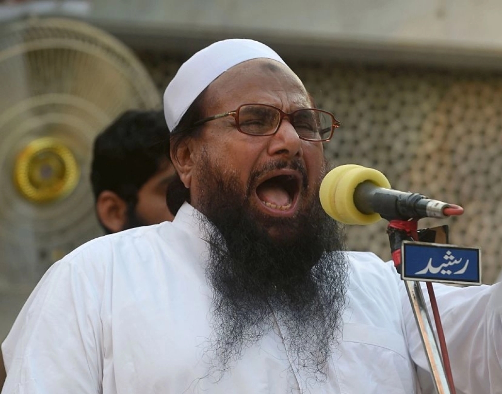 হাফিজ মহম্মদ সইদ। লস্কর-ই-তৈবা থেকে নামবদলানো জঙ্গি সংগঠন জামাত-উদ-দাওয়া প্রধান ২৬/১১ মুম্বই হামলার মাস্টারমাইন্ড। তাঁর পরিকল্পনাতেই মুম্বইয়ে ২০০৮ সালে ভয়ঙ্কর জঙ্গি হামলা চালানো হয়েছিল। কিন্তু পাকিস্তানের মাটিতে প্রকাশ্যে ঘুরে বেড়াত এই কুখ্যাত জঙ্গি। ২০১৮ সালের পাকিস্তানের নির্বাচনে অংশগ্রহণও করেছিল সে। অবশেষে বিভিন্ন চাপে, বুধবার, ১৭ মে তাকে গ্রেফতার করা হয়েছে পাকিস্তানে।