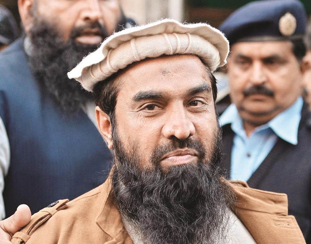 জাকি-উর-রেহমান লাখভি। লস্কর-ই-তৈবার এই পাকিস্তানি জঙ্গি বর্তমানে কাশ্মীরে সুপ্রিম কমান্ডার হিসাবে কাজ করছে। ২০০৮ সালের নভেম্বরে মুম্বই হামলার সঙ্গে যুক্ত ছিল সে। মুম্বই হামলায় অংশগ্রহণ করার জন্য আজমল কাসভের পরিবারকে দেড় লক্ষ টাকা দেয় সে। ২০০৮ থেকে এনআইএ-র মোস্ট ওয়ান্টেড তালিকায় রয়েছে তার নাম।