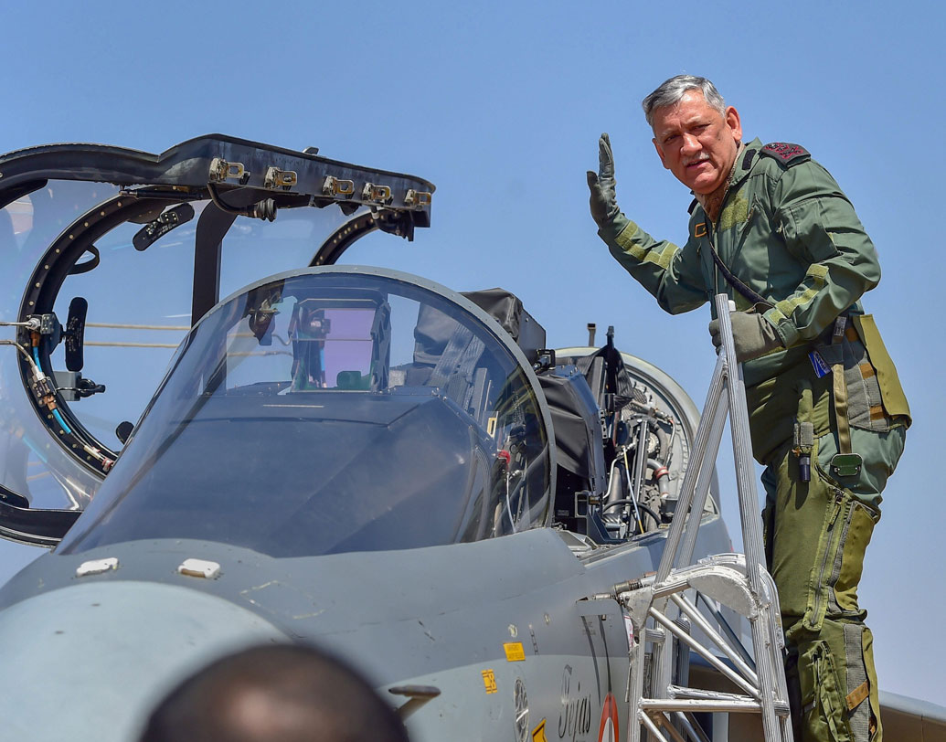 বেঙ্গালুরুতে চলতে থাকা ভারতীয় বায়ুসেনার আকাশযুদ্ধের মহড়া ‘ এরো ইন্ডিয়া’তে অংশ নিলেন খোদ সেনাপ্রধান ।  ভারতের বায়ুসেনার হাতে সদ্য তুলে দেওয়া হয়েছে দেশীয় প্রযুক্তিতে বানানো তেজস যুদ্ধবিমান। সেই বিমানেই আকাশে উড়লেন বিপিন রাওয়াত।  পাইলটের সঙ্গে আকাশে চক্করও কাটলেন ৩০ মিনিট।  এই প্রথম উড়ানে অংশ নিলেন কোনও সেনাপ্রধান।