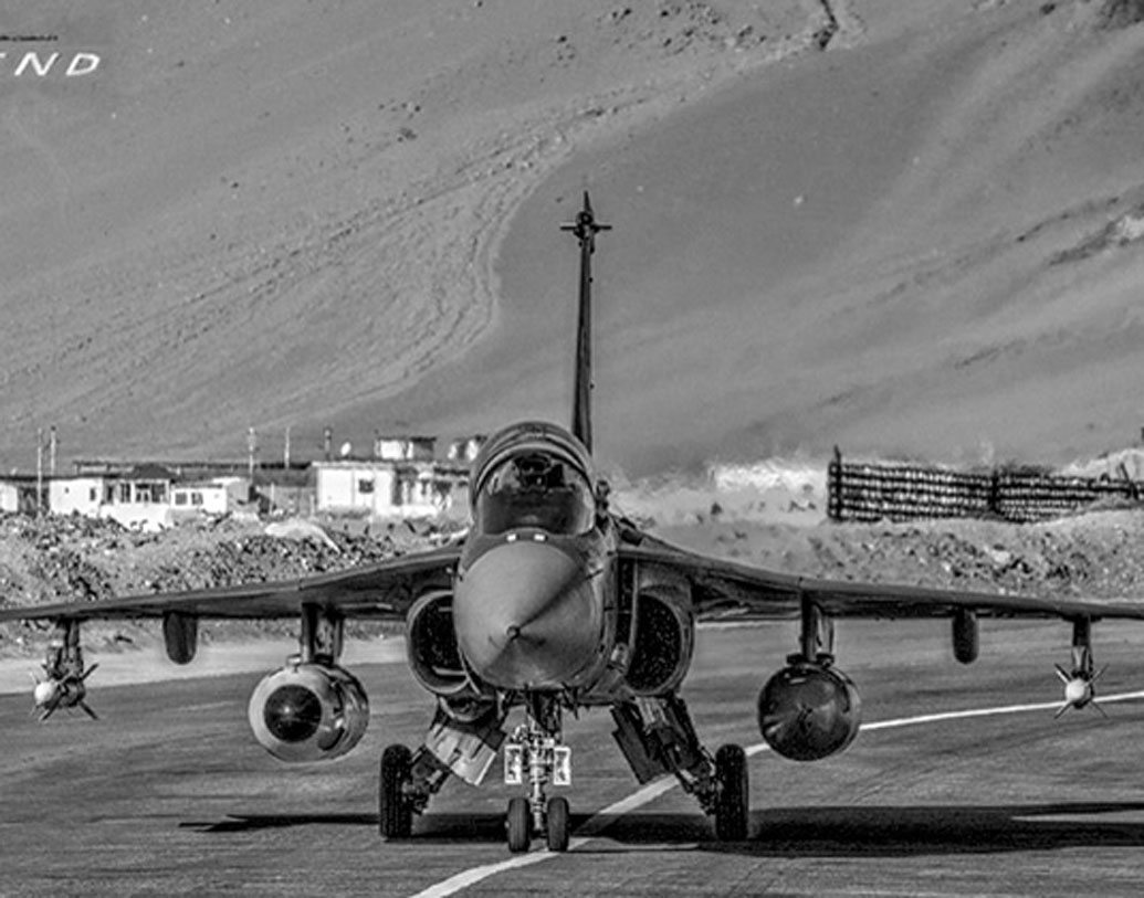 শব্দের থেকে দ্রুতগামী এবং নিজস্ব মানের যুদ্ধবিমানগুলির  মধ্যে পৃথিবীর সব থেকে হালকা যুদ্ধবিমান তেজস। ‘‘এই যুদ্ধবিমান সত্যিই বিষ্ময়কর। লক্ষ্যবস্তুকে আঘাত হানার ক্ষমতা দেখে আমি অভিভূত’’—৩০ মিনিটের উড়ান শেষে এমনটাই জানিয়েছেন সেনাপ্রধান বিপিন রাওয়াত।