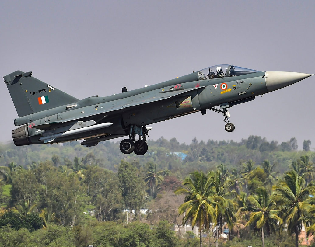 রাষ্ট্রায়ত্ব সংস্থা হিন্দুস্তান অ্যারোনটিকস লিমিটেড (হ্যাল)কে ৮৪টি যুদ্ধবিমান তৈরির বরাত দেওয়া হতে পারে বলে জানিয়েছে ভারতীয় বায়ুসেনা। পাইলটদের হাতে তেজস তুলে দেওয়ার ঘটনা ভারতীয় বায়ুসেনার ইতিহাসে অন্যতম সেরা মাইলফলক, বেঙ্গালুরুতে জানিয়েছেন বায়ুসেনা প্রধান বি এস ধানোয়া।