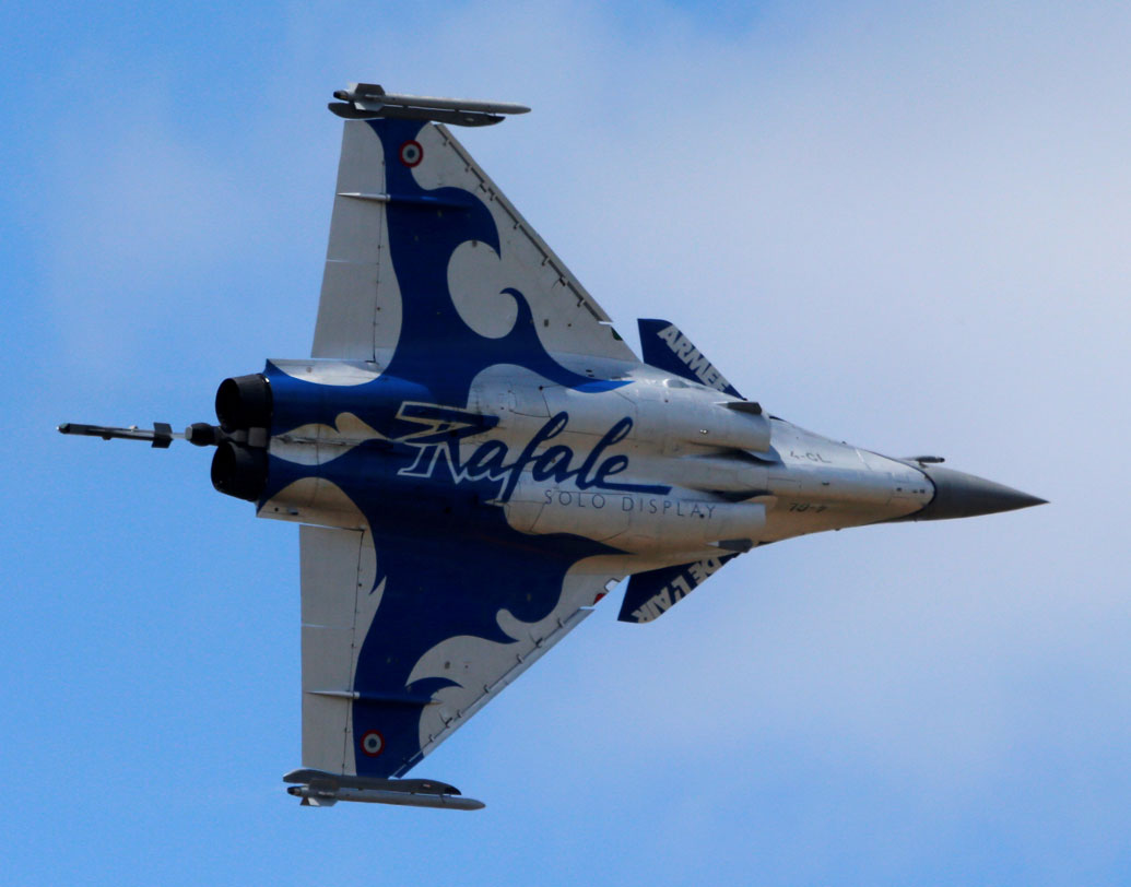 ১৯৯৬ সাল থেকে প্রতি দুই বছর অন্তর এই এরো ইন্ডিয়া শো করে আসছে ভারতীয় বায়ুসেনা। নিজস্ব ক্ষমতার কারণেই আজকের পৃথিবীর অন্যতম সেরা আকাশযুদ্ধের মহড়া হয়ে উঠেছে এই শো। এই বারের শো-তে অন্য আকর্ষণ ছিল রাফাল। বেঙ্গালুরুর আকাশে উড়তে দেখা গিয়েছে ভারতীয় বায়ুসেনার এই অন্যতম সেরা যুদ্ধবিমানকেও।