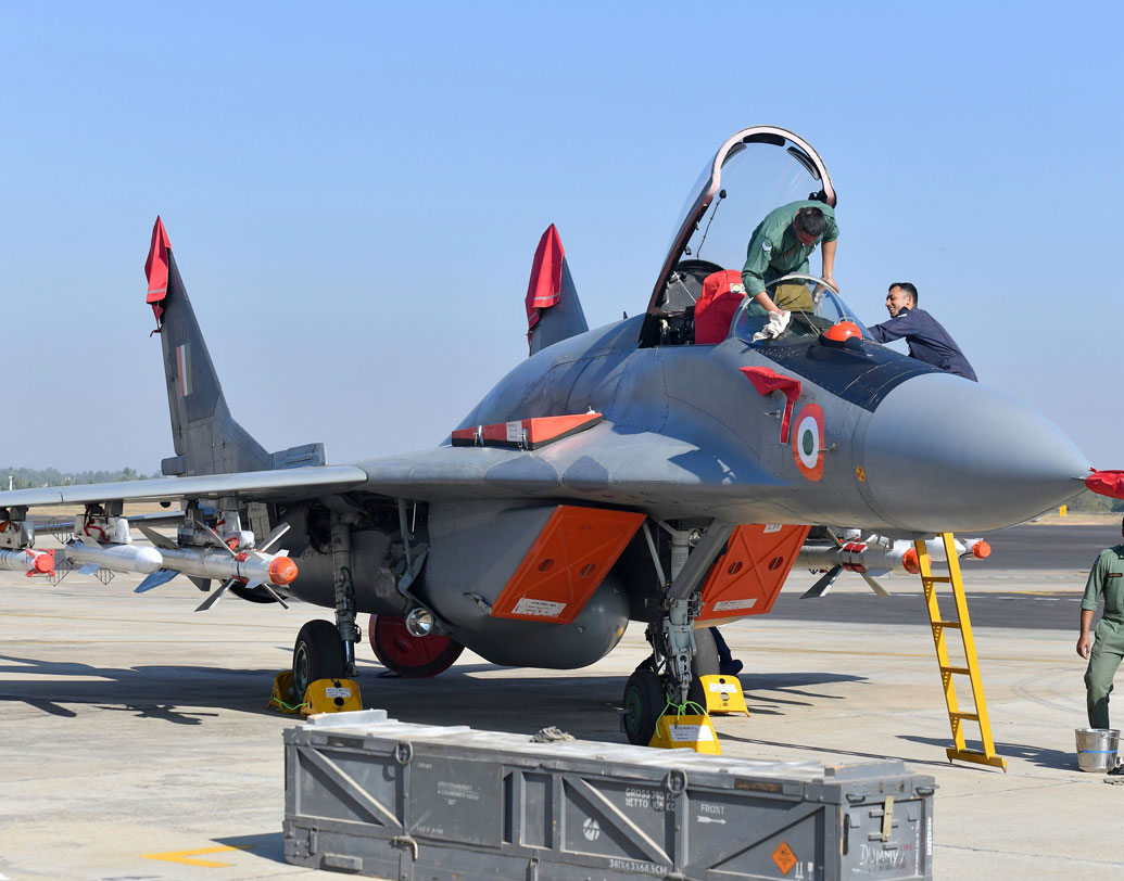 শুধু তেজস বা রাফালই নয়, বেঙ্গালুরুর আকাশে উড়ল ভারতের দীর্ঘদিনের সঙ্গী মিগ বা সুখোই যুদ্ধবিমানও।  ছবিতে দেখতে পাওয়া মিগ-২৯ যুদ্ধবিমানের পাশাপাশি এই মহড়ায় হাজির ছিল তিনটি রাফাল যুদ্ধবিমানও।