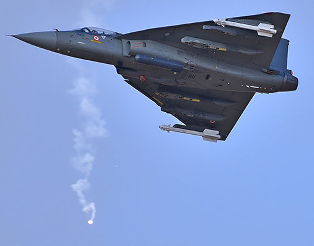 শুধু বায়ুসেনাই নয়, প্রয়োজনে এই তেজস যুদ্ধবিমানকে ব্যবহারও করতে পারবে ভারতীয় নৌসেনা।  তেজসই ভারতের নিজস্ব প্রযুক্তিতে বানানো  দ্বিতীয় যুদ্ধবিমান।