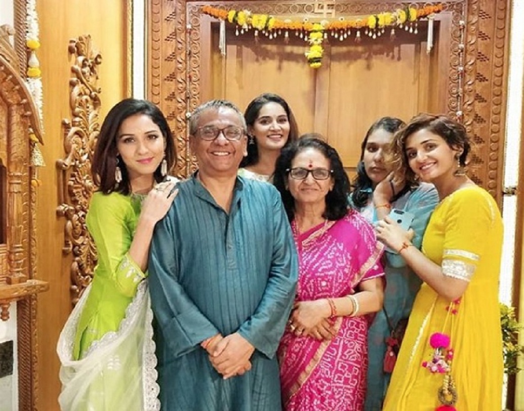 নীতির অন্য দুই বোন মুক্তি এবং শক্তিও গ্ল্যামার দুনিয়ার বাসিন্দা। নৃত্যশিল্পী হিসাবে জনপ্রিয় মুক্তি। নানা রিয়্যালিটি শোয়ে দেখা গিয়েছে তাঁকে। নৃত্যশিল্পী হওয়ার পাশাপাশি অভিনয়ও করেছেন শক্তি। পদ্মাবত ছবিতে দীপিকাকে নাচও শেখান তিনি। গ্ল্যামার দুনিয়ার সঙ্গে যোগ নেই আর এক বোন কৃতির।