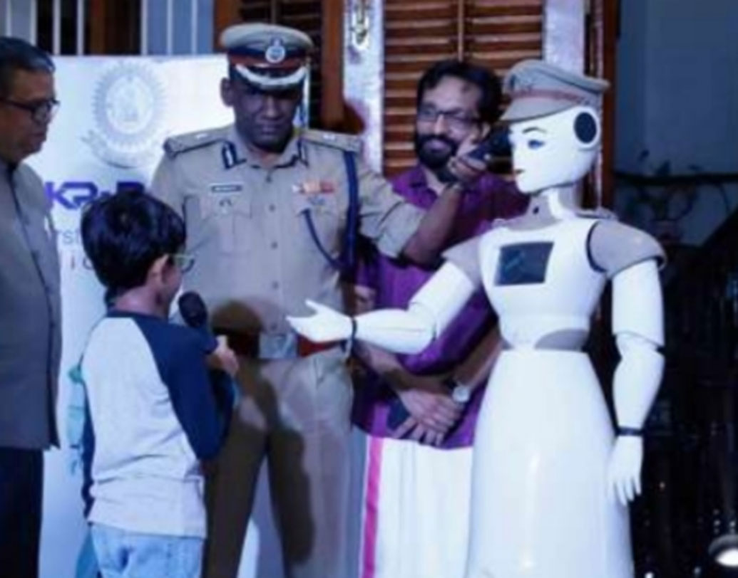 কী কাজ করবে এই রোবট? না, দৌড়ে চোর ধরতে পারবে না ঠিকই। তবে পুলিশের প্রায় সমস্ত রকম অফিসিয়াল কাজকর্ম করে ফেলবে একাই।