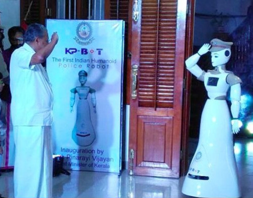 মঙ্গলবার দেশের প্রথম রোবট পুলিশের উদ্বোধন করেন কেরলের মুখ্যমন্ত্রী পিনারাই বিজয়ন। তখন এক পুলিশ অফিসার মজা করে কেপি-বটকে বলেন, ‘আমি কি তোমায় ঘুষ দেব?’ প্রত্যুত্তরটাও পোড় খাওয়া পুলিশের মতোই দেয় সে।