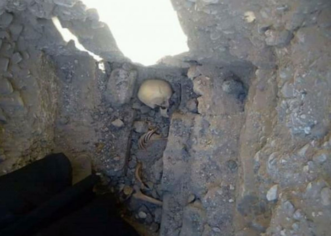 ভাল করে পরীক্ষা করার পর জানা গিয়েছে, কঙ্কালটি ১৩ বছরের একটি কিশোরীর। কঙ্কালের চারপাশ ছোট ছোট ইট দিয়ে তৈরি দেওয়াল দিয়ে ঘিরে রাখা হয়েছিল।