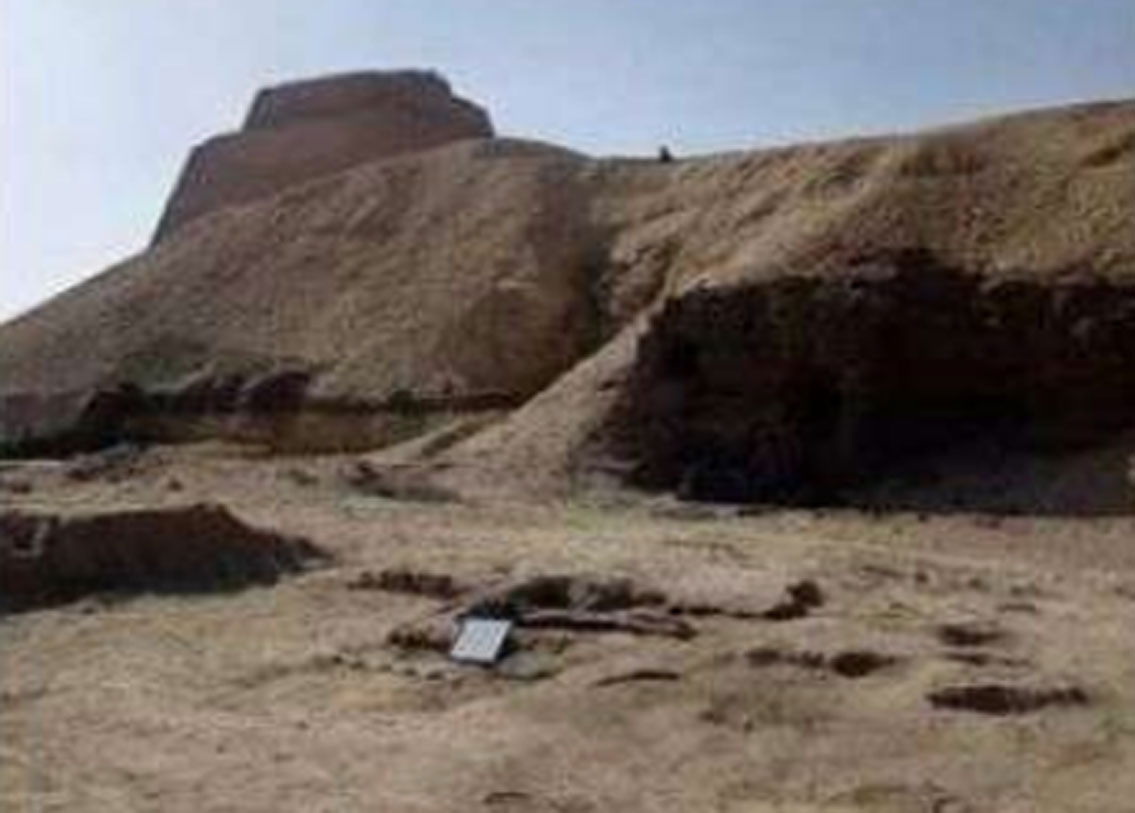 তবে কতদিন আগে দেহ কবর দেওয়া হয়েছিল, তা সঠিক বুঝতে পারা যায়নি এখনও। যে পিরামিড লাগোয়া স্থানে কঙ্কালটি উদ্ধার হয়েছে, সেটি আজ থেকে প্রায় ৪ হাজার ৬০০ বছর আগের। সেই সময়ে পিরামিডের ঠিক পাশেই এই ভাবে সমাধি দেওয়ার রেওয়াজ ছিল না বলে জানিয়েছেন বিশেষজ্ঞরা।