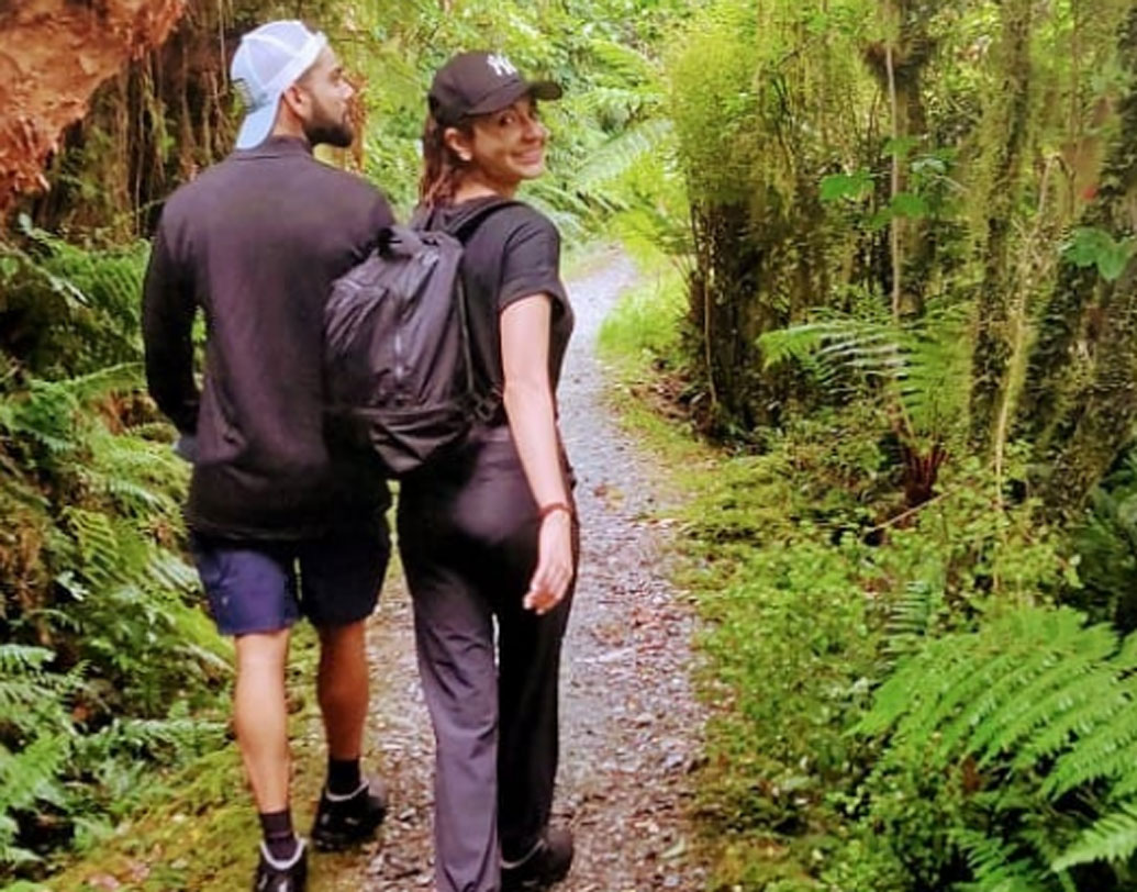 তবে ইদানীং অনুষ্কা শর্মা নতুন এক ফোটোগ্রাফার ‘নিয়োগ’ করেছেন। পেশাগত ভাবে তিনি অবশ্য ফোটোগ্রাফার নন, তিনি বিখ্যাত ক্রিকেটার। অনুষ্কারই স্বামী বিরাট কোহালি।