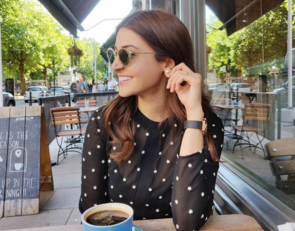 কিছুদিন আগেই এই ছবিটা ইনস্টাগ্রামে পোস্ট করে বিরাট ক্যাপশনে লেখেন, ‘এই ব্যক্তি সমস্ত বাধা পেরিয়ে এগিয়ে যাওয়ার উৎসাহ। এই ব্যক্তি আমার জীবনে সমস্ত ভাল কাজ করার গাইড। যে আমাকে ভিতর থেকে বদলে দিয়েছে এবং সত্য ভালবাসা আসলে কী তা বুঝতে শিখিয়েছে। আমার শক্তি। আমার আদর্শ জীবনসঙ্গী।’