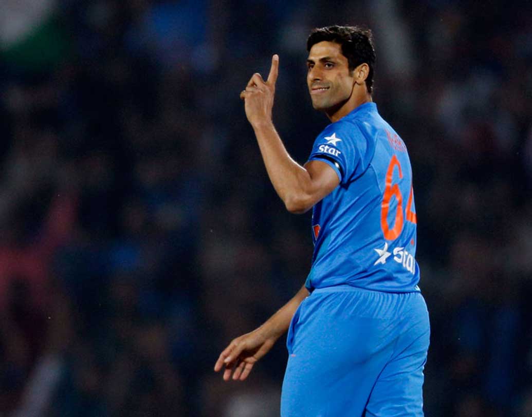 আশিস নেহরাকে যতই চোট-আঘাত সমস্যায় ভুগতে হোক কেরিয়ার জুড়ে, বিশ্বকাপে তিনি নির্ভরতার প্রতীক হয়েই থেকেছেন। ১২ ম্যাচে ২২.৭২ গড়ে নিয়েছেন ১৮ উইকেট। ২০০৩ সালে দক্ষিণ আফ্রিকা বিশ্বকাপে ইংল্যান্ডের বিরুদ্ধে তাঁর ২৩ রানে ৬ উইকেটের বোলিং হয়ে রয়েছে স্মরণীয়।