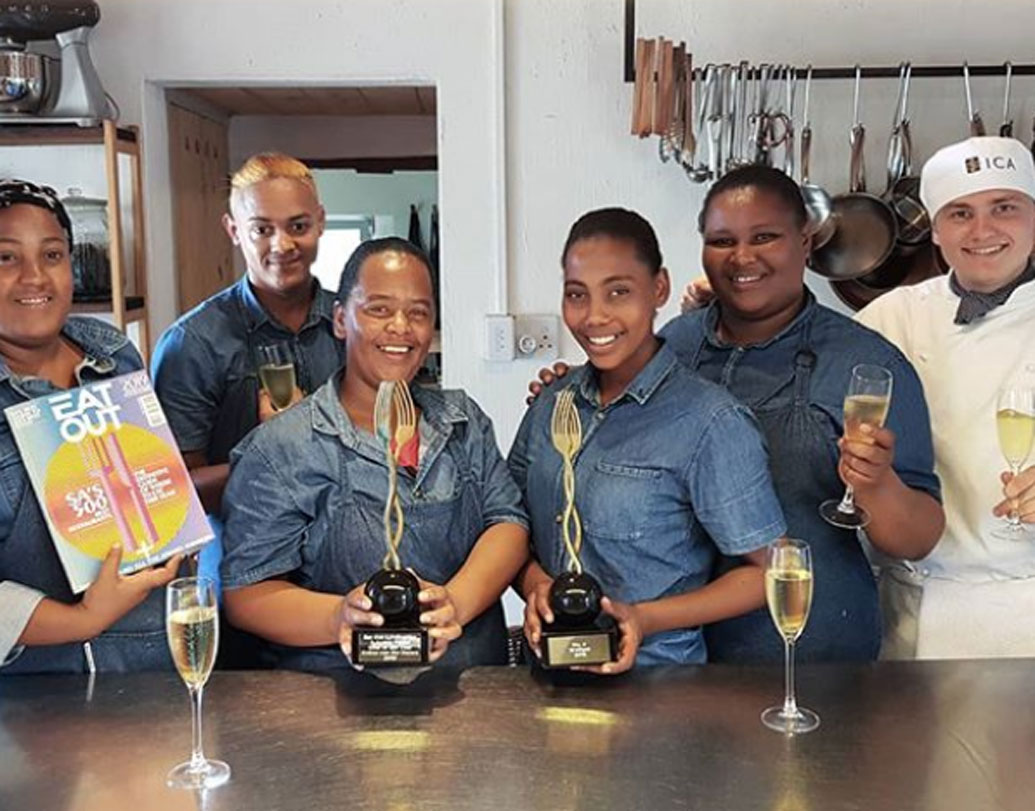 উলফগাট রেস্তরাঁ। দক্ষিণ আফ্রিকার প্যাটারনস্টার বিচে একটা ১৩০ বছরের পুরনো কটেজের এই রেস্তরাঁ এখন আকর্ষণের কেন্দ্রে। গত সোমবারই প্যারিসের এক সংস্থা যাকে বিশ্বের সেরা রেস্তরাঁর খেতাব পেয়েছে। ফরাসি এই সংস্থা বহু বছর ধরেই এই পুরস্কার দিয়ে আসছে।