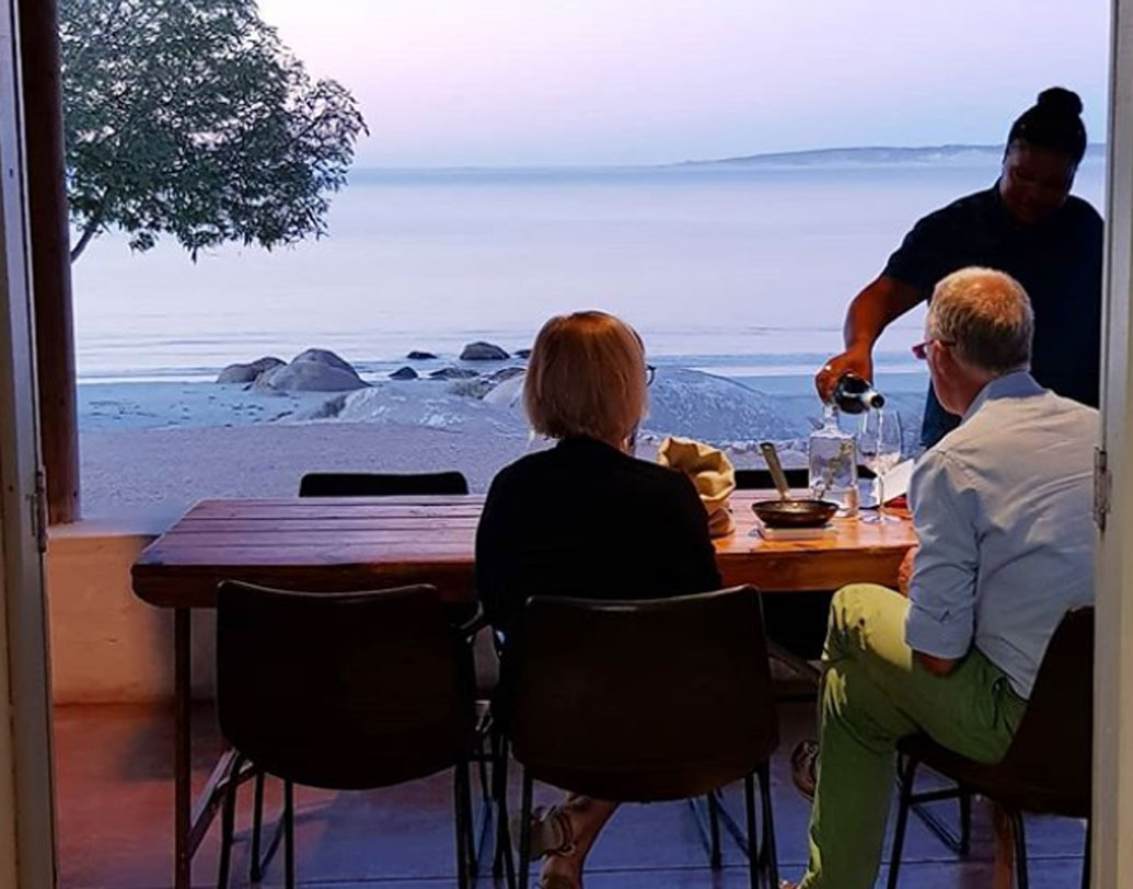 কী ভাবে বিশ্বের তাবড় নামী দামি রেস্তরাঁকেও পিছনে ফেলে দিয়েছে মাত্র দু’বছরের এই উলফগাট রেস্তরাঁ?