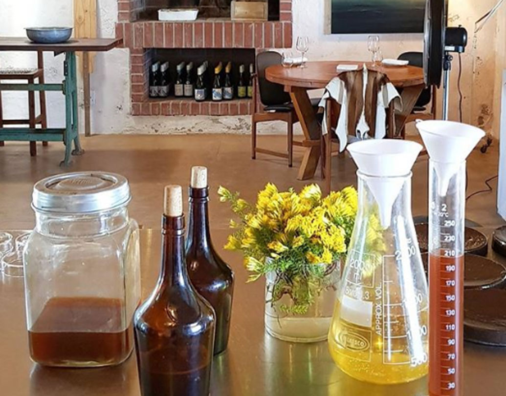 কী খাবার পাওয়া যায় এই রেস্তরাঁয়? ৭ রকমের মেনু রয়েছে। সব মিলিয়ে যার দাম পড়ে ৬০ ডলারের মতো। একটা বড় মাপের রেস্তরাঁয় গেলে যার কয়েকগুণ আপনাকে মেটাতে হয়।