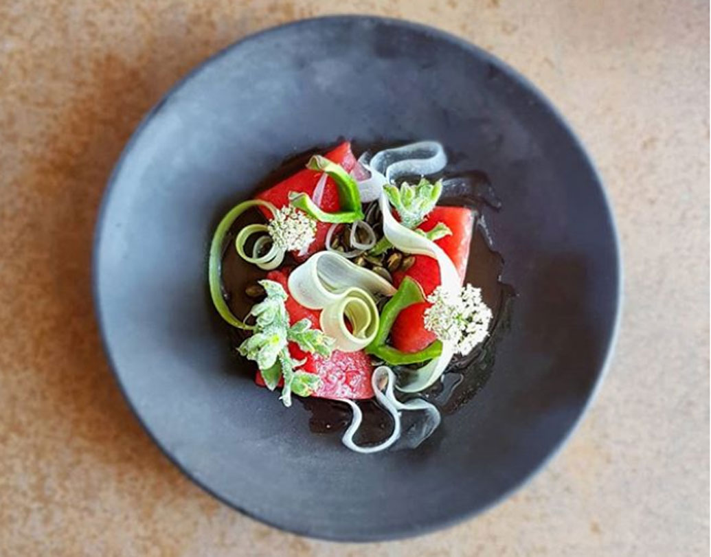 উপাদানগুলির কোনওটা কাঁচা, কোনওটা আধসেদ্ধও থাকে। এতে মূল উপাদানগুলোর স্বাদ পুরোমাত্রায় বজায় থাকে। রাসায়নিকের ব্যবহার না হওয়ায় উলফগাট রেস্তরাঁর প্রতিটা খাবার সুস্বাদু হওয়ার সঙ্গে অত্যন্ত স্বাস্থ্যকরও বলে দাবি করেছেন কোবার।