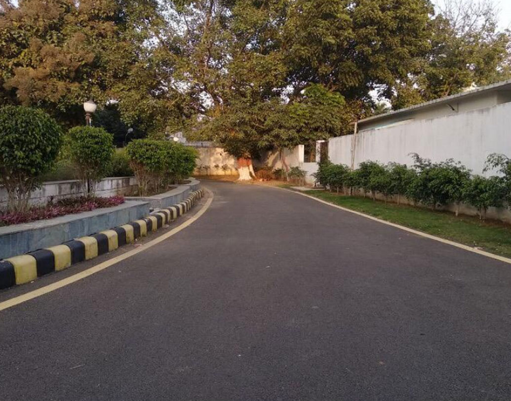 বাংলোর প্রতিটা অংশই গড়ে তোলা হয়েছিল অত্যন্ত দামি এবং অত্যাধুনিক আসবাব দিয়ে। যার অন্দরসজ্জা দেখে চমকে যান বিহারের বর্তমান উপমুখ্যমন্ত্রী সুশীল মোদী। যা দেখে চোখ কপালে উঠবে আপনারও।