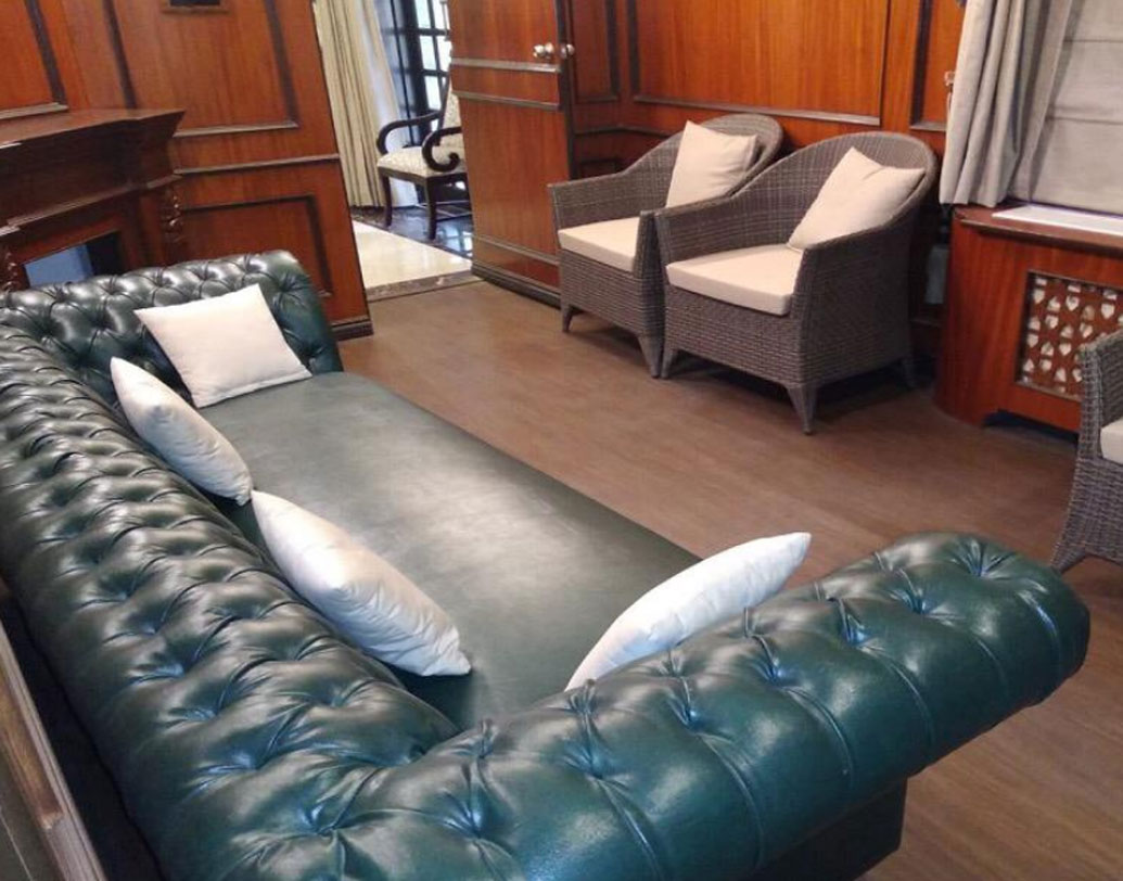 ৫ দেশরত্ন রোডের ওই সরকারি আবাসনকে বাংলো না বলে পাঁচতারা হোটেল বলাই ভাল। দু’একটি নয়, ঘর ঠান্ডা রাখার জন্য ৪৫টি এয়ার কন্ডিশনার রয়েছে বাংলোয়। বাড়ির সামনে সুন্দর ঝাঁ চকচকে লন, রয়েছে জগিং ট্র্যাকও।