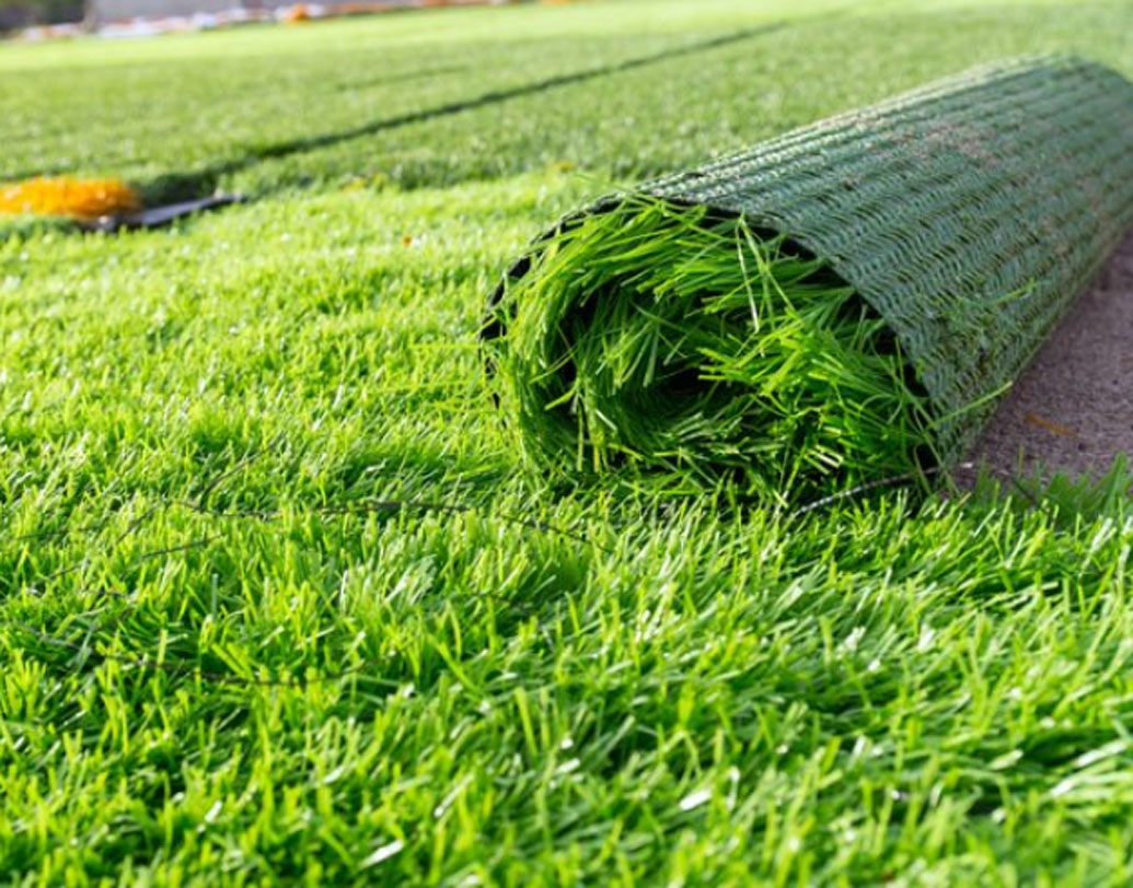 বাংলোর একটা অংশে অ্যাস্ট্রোটার্ফ তৈরি করান তেজস্বী। অ্যাস্ট্রোটার্ফ আসলে কৃত্রিম ঘাস। খেলার মাঠে যা সাধারণত দেখা যায়।