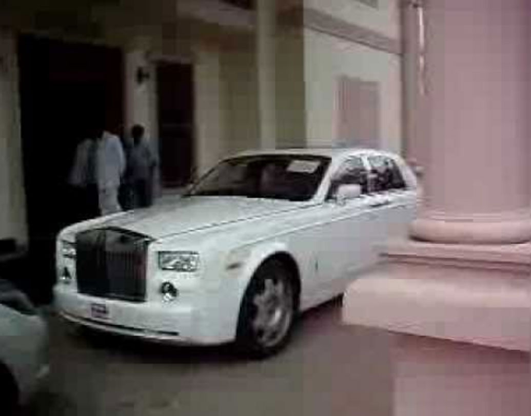 মাল্যের ৫ কোটি ২৫ লক্ষ টাকার একটি রোলস রয়েস ঘোস্ট রয়েছে। এক সময়ে এই গাড়িতে চেপেই কোনও গুরুত্বপূর্ণ অনুষ্ঠানে যোগ দিতে যেতেন মাল্য। নিলামে ২ কোটি ৪২ লক্ষ টাকায় বিক্রি হয় গিয়েছে গাড়িটি।