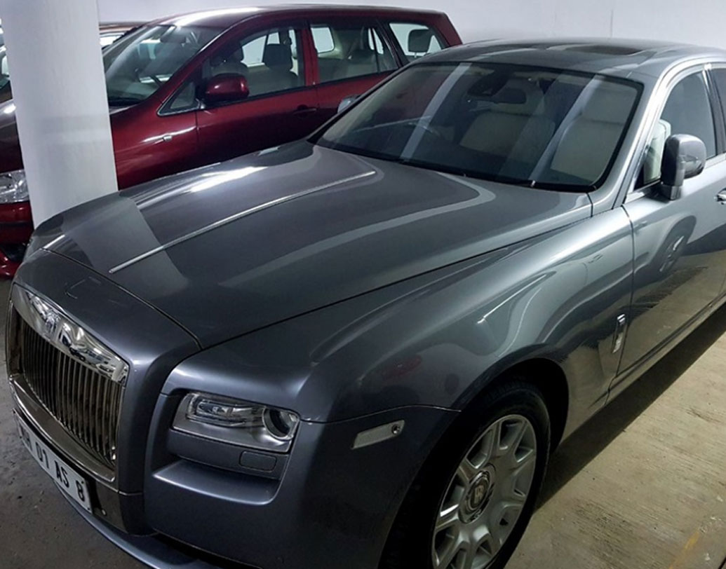 বিলাসিতায় নীরব মোদীও কম যান না। নীরব মোদীর সংগ্রহে সবচেয়ে দামি গাড়ি রোলস রয়েস ঘোস্ট। ৫ কোটি ২৫ লক্ষ টাকায় তিনি গাড়িটা কিনেছিলেন।