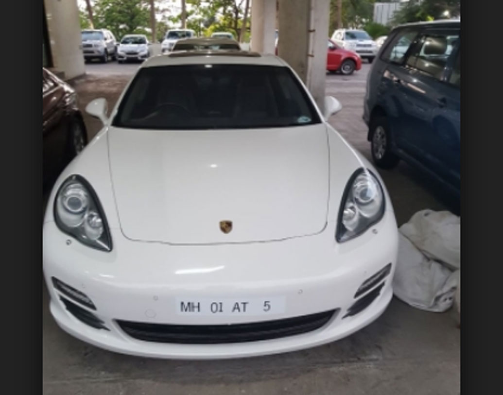 নীরব মোদীর তৃতীয় গাড়িটি হল মার্সিডিজ বেন্জ জিএসএল ৩৫০ সিডিআই। নীরব মোদীর যে সাদা রঙের মার্সিডিজটা রয়েছে তার মূল্য প্রায় ১ কোটি টাকা।