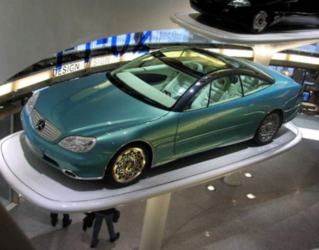 রয়েছে কালো রঙের বিএমডব্লিউ ৭৬০ লাক্সারি গাড়িও। এটাই ছিল ললিত মোদীর অন্যতম প্রিয় গাড়ি। কোথাও বেরলে সাধারণত এটাতেই চড়তেন তিনি। এই গাড়িতে চালকের পাশে বসে বিশ্রাম নিতে অনেক বার দেখা গিয়েছে তাঁকে। বর্তমানে গাড়িটির দাম ২ কোটি ৪৪ লক্ষ টাকা থেকে শুরু।