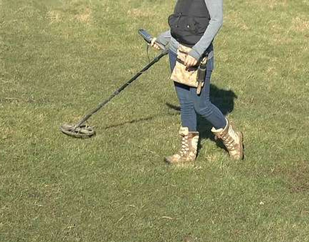 মেটাল ডিটেক্টর মাটিতে ঠেকাতেই একটা ধাতব শব্দ। মাটি খোঁড়া শুরু করলেন তিনি। প্রায় পাঁচ ইঞ্চির মতো মাটি খুঁড়লেন র‌্যাচেল। উঠে এল একটা চকোলেটের র‌্যাপারের মতো দেখতে বস্তু। যেন একটা মুদ্রা।