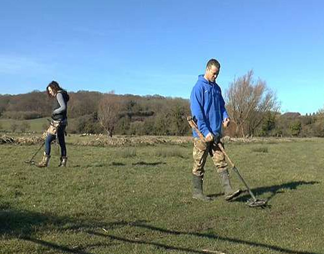 র‌্যাচেলের সঙ্গী রিকি প্রথমে বলেন, এটা নিশ্চই একটা চকোলেট। এমনকি র‌্যাপার খুলে তা খেয়ে নেওয়ার পরামর্শও দেন তিনি। রিকির কথা প্রায় মেনেও নিয়েছিলেন র‌্যাচেল। র‌্যাপার ভেবে খুলতে গিয়ে ভুল ভাঙল। দেখা গেল যেদিকে তাঁরা র‌্যাপার ভাবছিলেন, সেটি একটি স্বর্ণমুদ্রা। যার সঙ্গে লাগানো একটি ছোট সোনার আংটা।
