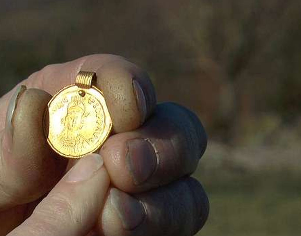 অ্যাংলো-স্যাক্সন ইংল্যান্ডে মুদ্রার প্রচলন ছিল না। হয় গয়না বানানো হত গলিয়ে, নইলে লকেট হিসেবে পরা হত গলায়। এ ক্ষেত্রে এটি আসলে স্বর্ণমুদ্রা নয়, লকেটই। কারণ এতে আংটার মতো একটি অংশ রয়েছে।