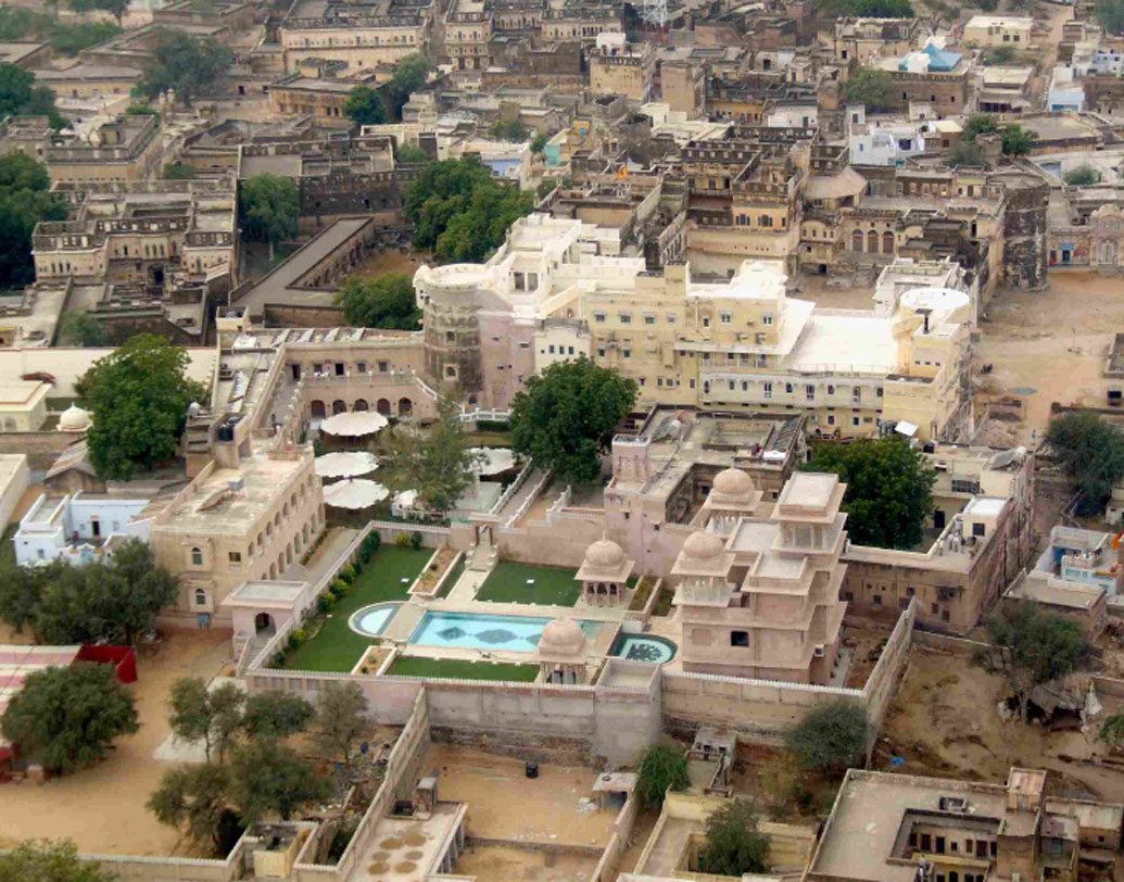 ২০১০ সালে রাজস্থানের ঝুনঝুনুর দায়িত্ব আসে তাঁর উপর। মাফিয়া ও কালোবাজারির জন্য কুখ্যাত রাজস্থানের এই অঞ্চল। ঝুনঝুনুর থেকেও অনেক বড় জেলার দায়িত্ব সামলেছেন বলে এই এলাকা নিয়ে খুব একটা উদ্বিগ্ন ছিলেন না মুগ্ধা।